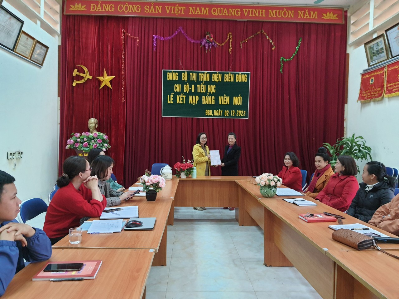 TRƯỜNG TIỂU HỌC THỊ TRẤN TỔ CHỨC LỄ KẾT NẠP  ĐẢNG VIÊN MỚI